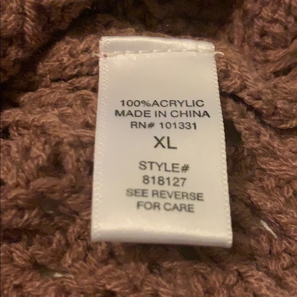 Charlotte Russe cold shoulder long sleeve top - Picture 4 of 4